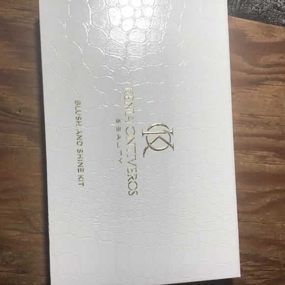 Kenia Ontiveros blush’s dm shine pallet - Picture 4 of 5